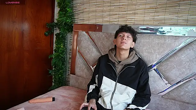 dominik across online show from March 25, 12:11 pm