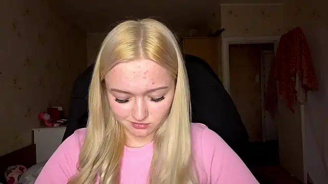 Snapshot of Sophia_Blonde chatting on April 2, 1:47 am Sophia Blonde online show from April 2, 1:47 am