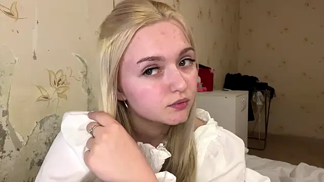 Snapshot of Sophia_Blonde chatting on April 2, 5:32 pm Sophia Blonde online show from April 2, 5:32 pm