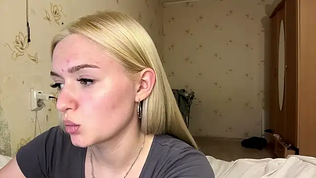 Snapshot of Sophia_Blonde chatting on April 6, 4:52 pm Sophia Blonde online show from April 6, 4:52 pm