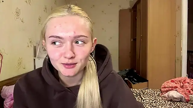 Snapshot of Sophia_Blonde chatting on April 10, 3:17 pm Sophia Blonde online show from April 10, 3:17 pm