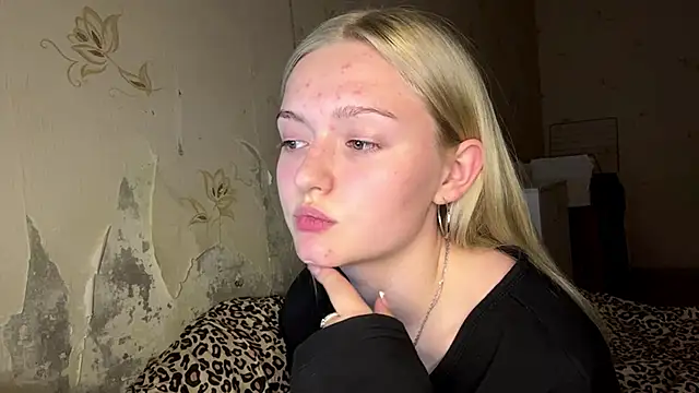 Snapshot of Sophia_Blonde chatting on April 15, 3:41 pm Sophia Blonde online show from April 15, 3:41 pm