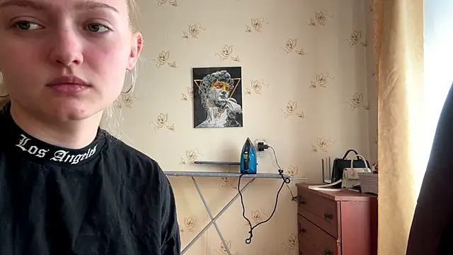Snapshot of Sophia_Blonde chatting on April 21, 11:49 am Sophia Blonde online show from April 21, 11:49 am
