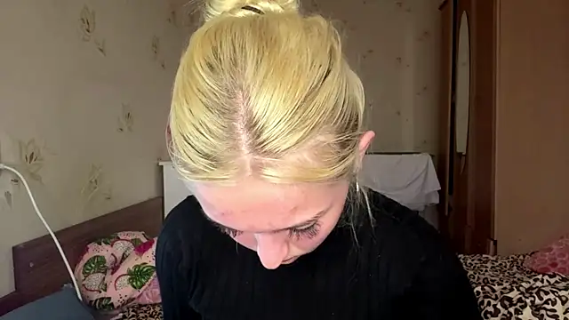 Snapshot of Sophia_Blonde chatting on May 11, 3:18 pm Sophia Blonde online show from May 11, 3:18 pm
