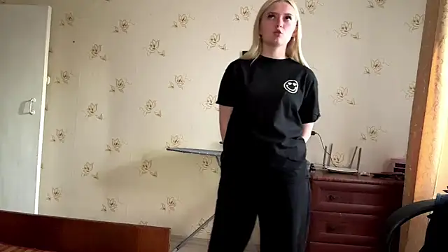 Snapshot of Sophia_Blonde chatting on May 13, 3:20 pm Sophia Blonde online show from May 13, 3:20 pm