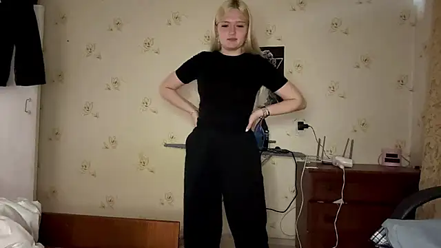Snapshot of Sophia_Blonde chatting on May 17, 6:15 pm Sophia Blonde online show from May 17, 6:15 pm