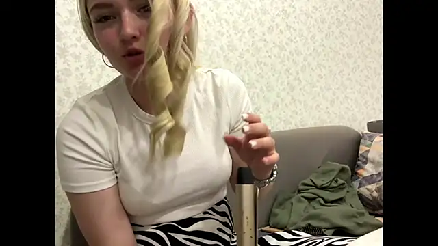 Snapshot of Sophia_Blonde chatting on May 18, 4:57 pm Sophia Blonde online show from May 18, 4:57 pm