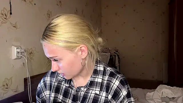 Snapshot of Sophia_Blonde chatting on May 20, 3:29 pm Sophia Blonde online show from May 20, 3:29 pm