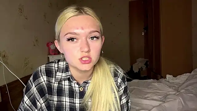 Snapshot of Sophia_Blonde chatting on May 25, 4:24 pm Sophia Blonde online show from May 25, 4:24 pm