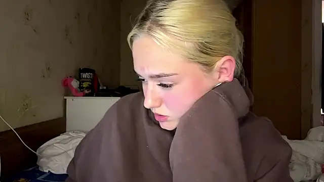 Snapshot of Sophia_Blonde chatting on June 3, 5:18 pm Sophia Blonde online show from June 3, 5:18 pm