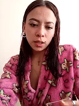 Snapshot of AuroraaMoonn chatting on April 23, 6:10 pm AuroraaMoonn online show from April 23, 6:10 pm