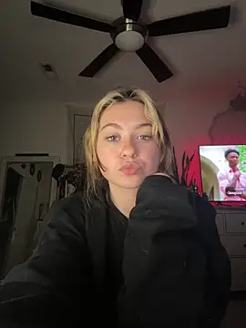 peachesncreamyy online show from April 29, 1:10 am