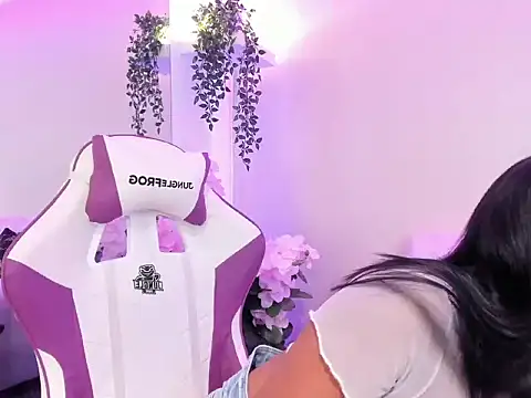 Snapshot of Daphnie_Foxx chatting on April 10, 10:47 pm Daphnie Foxx online show from April 10, 10:47 pm