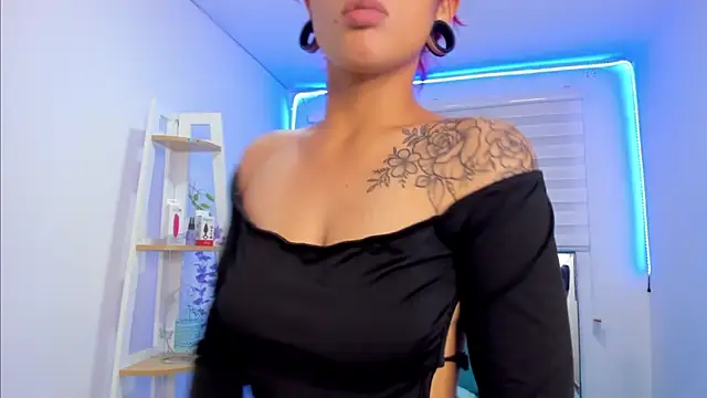 Snapshot of Sara_Red_X chatting on April 1, 4:13 am Sara Red X online show from April 1, 4:13 am