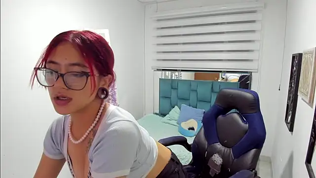 Snapshot of Sara_Red_X chatting on April 8, 3:17 am Sara Red X online show from April 8, 3:17 am