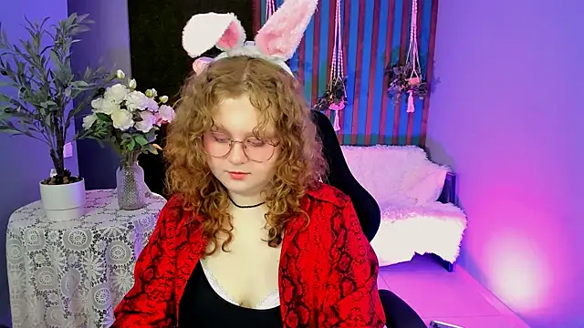 Snapshot of SaraSweetness chatting on April 7, 9:21 am SaraSweetness online show from April 7, 9:21 am