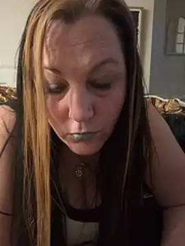 Snapshot of Queenemerald chatting on April 1, 2:34 am Queenemerald online show from April 1, 2:34 am