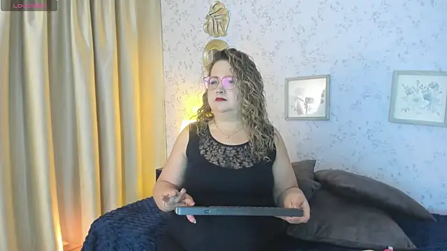 Snapshot of Martinacurvy_ chatting on June 19, 10:08 am Martinacurvy online show from June 19, 10:08 am