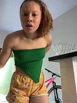 Snapshot of jhully_hot chatting on April 18, 1:15 pm jhully hot online show from April 18, 1:15 pm