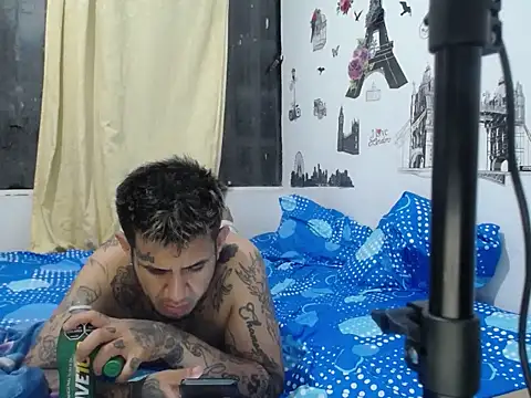 Snapshot of allison_maxtattoo_ chatting on April 21, 4:08 am allison maxtattoo online show from April 21, 4:08 am