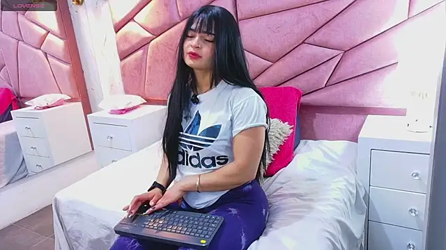 Snapshot of alexa_muz chatting on April 13, 11:48 am alexa muz online show from April 13, 11:48 am