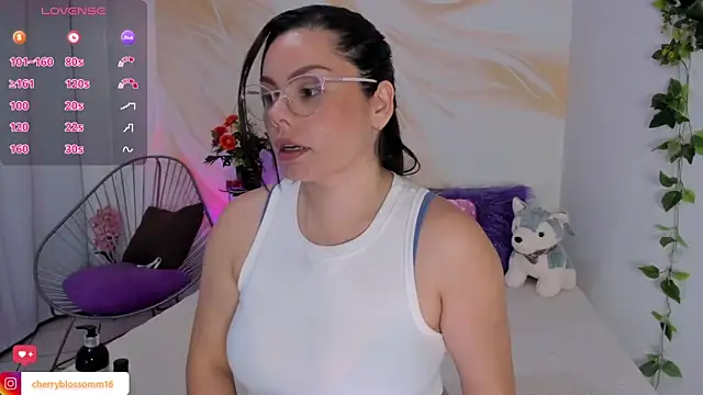 Snapshot of cherryblossomm01 chatting on April 29, 1:43 am cherryblossomm01 online show from April 29, 1:43 am