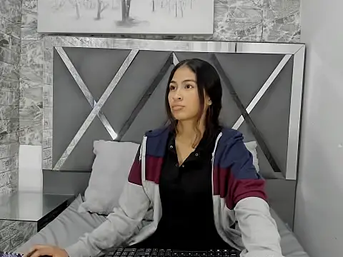 AlondraHYH online show from April 3, 7:01 pm