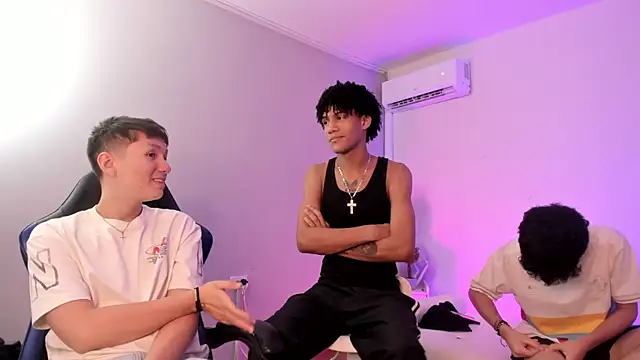 Snapshot of Good_boys18 chatting on May 22, 9:20 pm Good boys18 online show from May 22, 9:20 pm