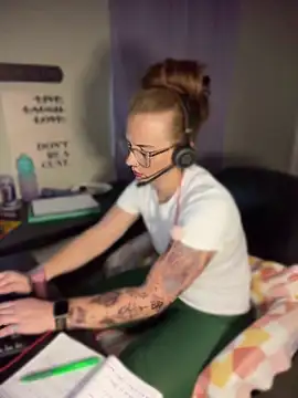 Snapshot of RoxyRedXO12 chatting on April 8, 7:36 pm RoxyRedXO12 online show from April 8, 7:36 pm