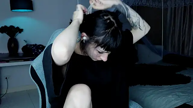 H3xD0ll online show from May 3, 4:24 pm