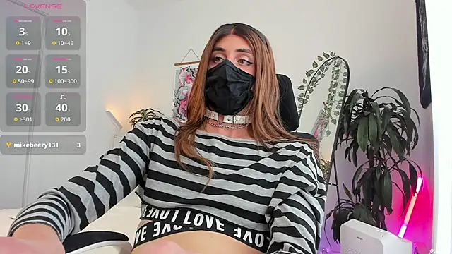 Snapshot of LilyReina chatting on June 2, 6:54 pm LilyReina online show from June 2, 6:54 pm