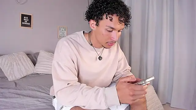 Snapshot of dominik_drake chatting on April 7, 12:27 pm dominik drake online show from April 7, 12:27 pm