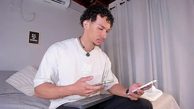 Snapshot of dominik_drake chatting on April 10, 12:43 pm dominik drake online show from April 10, 12:43 pm
