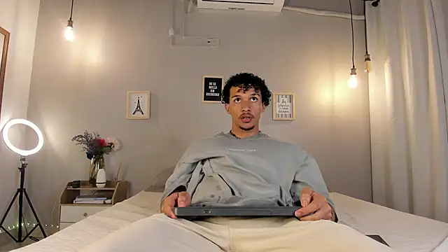 Snapshot of dominik_drake chatting on April 20, 12:41 pm dominik drake online show from April 20, 12:41 pm