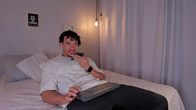 Snapshot of dominik_drake chatting on April 21, 12:22 pm dominik drake online show from April 21, 12:22 pm