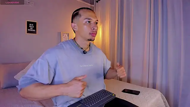 Snapshot of dominik_drake chatting on April 27, 12:47 pm dominik drake online show from April 27, 12:47 pm