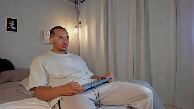 Snapshot of dominik_drake chatting on April 28, 12:21 pm dominik drake online show from April 28, 12:21 pm