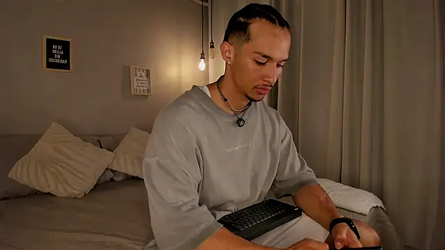 Snapshot of dominik_drake chatting on April 30, 12:55 pm dominik drake online show from April 30, 12:55 pm