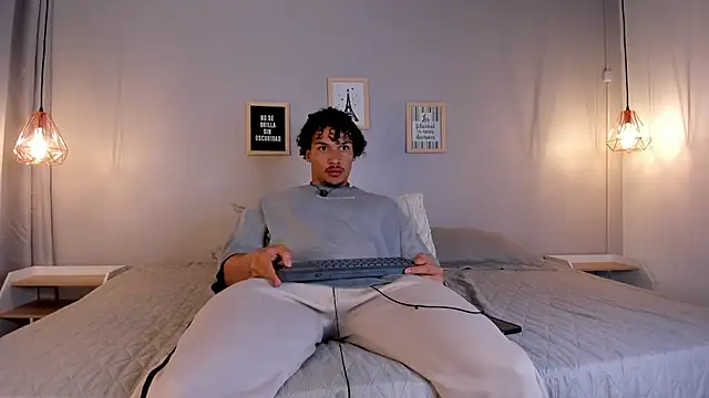 Snapshot of dominik_drake chatting on May 20, 12:00 pm dominik drake online show from May 20, 12:00 pm