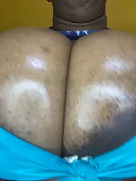 Snapshot of BoobsQueeen chatting on May 21, 2:29 am BoobsQueeen online show from May 21, 2:29 am
