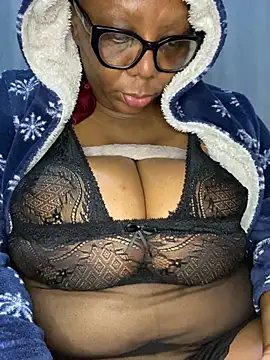 Snapshot of BoobsQueeen chatting on July 2, 1:38 am BoobsQueeen online show from July 2, 1:38 am