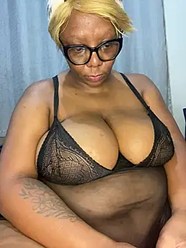 Snapshot of BoobsQueeen chatting on July 4, 11:00 pm BoobsQueeen online show from July 4, 11:00 pm