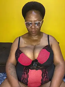 Snapshot of BoobsQueeen chatting on July 18, 2:05 am BoobsQueeen online show from July 18, 2:05 am