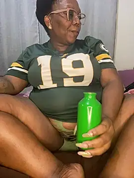 Snapshot of BoobsQueeen chatting on July 31, 11:26 pm BoobsQueeen online show from July 31, 11:26 pm