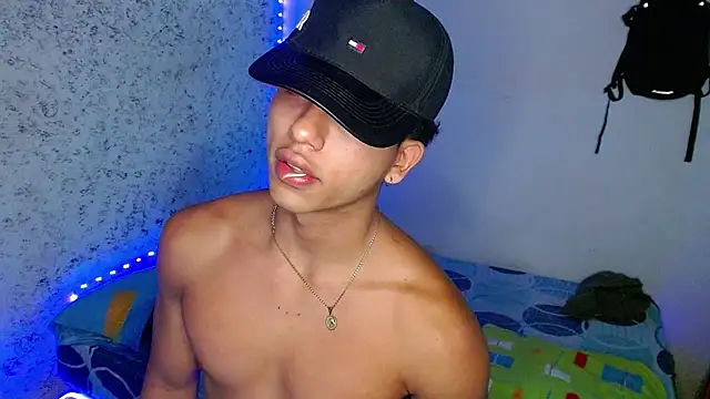 Snapshot of tonydesire_ chatting on June 4, 7:20 pm tonydesire online show from June 4, 7:20 pm