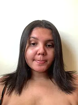 Snapshot of viviboraaaa chatting on August 4, 3:03 pm viviboraaaa online show from August 4, 3:03 pm