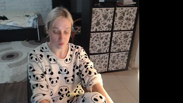 Snapshot of Sweet_hot_shrmp chatting on June 9, 10:27 am Sweet hot shrmp online show from June 9, 10:27 am
