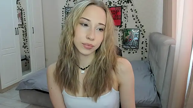 Snapshot of Emmarayder chatting on April 1, 11:33 am Emmarayder online show from April 1, 11:33 am