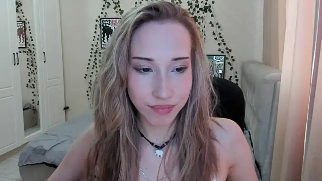 Snapshot of Emmarayder chatting on April 1, 1:41 pm Emmarayder online show from April 1, 1:41 pm