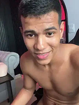 Snapshot of noahdark_ chatting on May 17, 2:24 pm noahdark online show from May 17, 2:24 pm